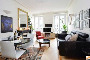 204340 - A two-room apartment with traditional chic style in the Marais