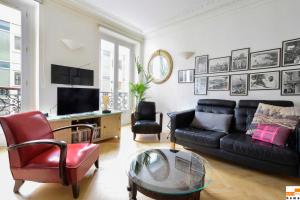 204340 - A two-room apartment with traditional chic style in the Marais