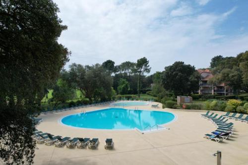 25m peaceful - golf course and terrace view