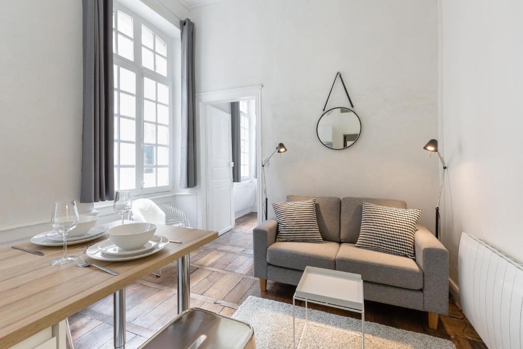 #28 1 BDR Flat AC Balcony Hper Central 10mins to Beach & old town 06000 Nice