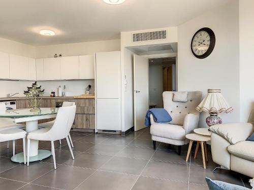 2br apartment with parking near Monaco
