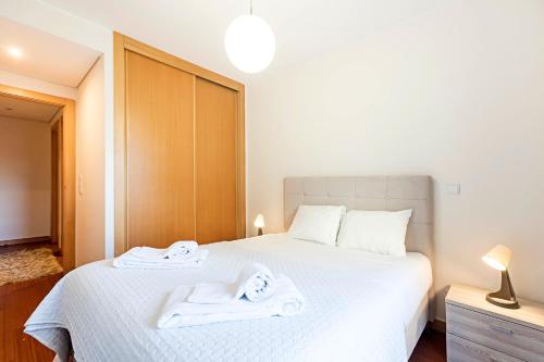2BR Flat by Metro w/ Free Parking by LovelyStay