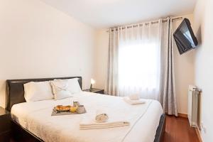2BR Flat by Metro w/ Free Parking by LovelyStay