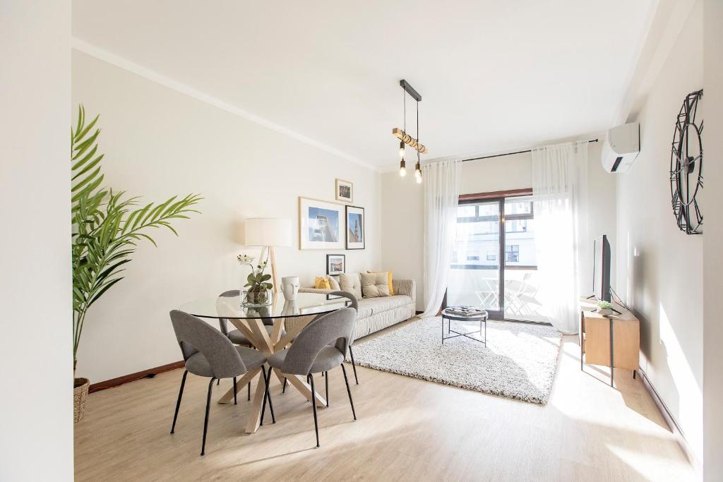 2BR Flat in Bonfim w/ AC & Balcony by LovelyStay 1175 Rua de Santos Pousada 3º Esq, 4000-489 Porto