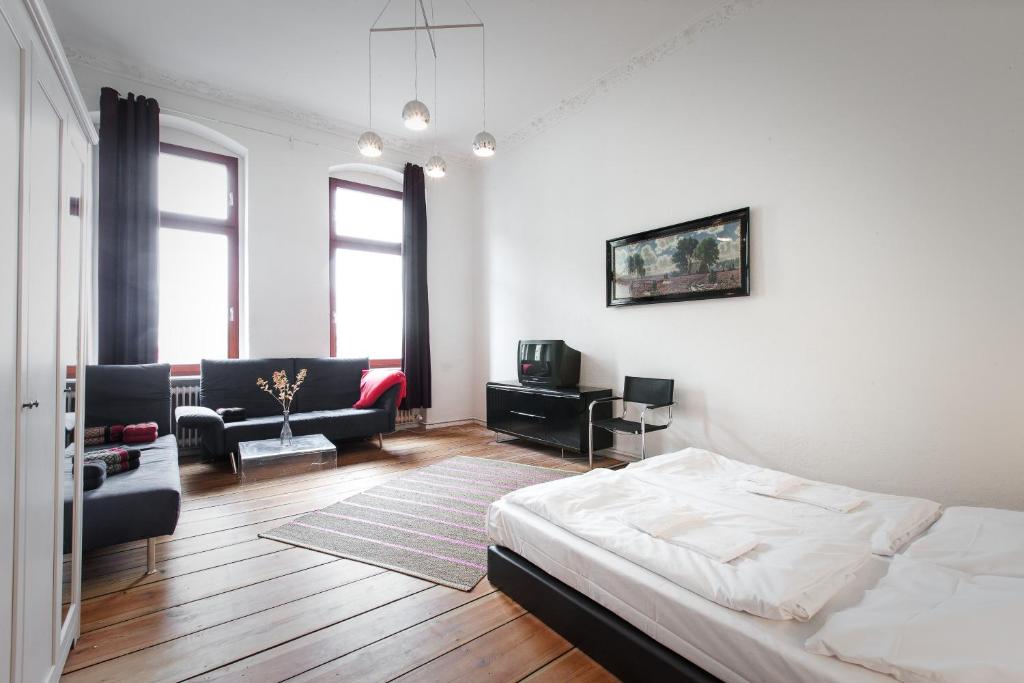 3 Bedroom Apartment (ACERE) 63 Perleberger Straße, 10559 Berlin