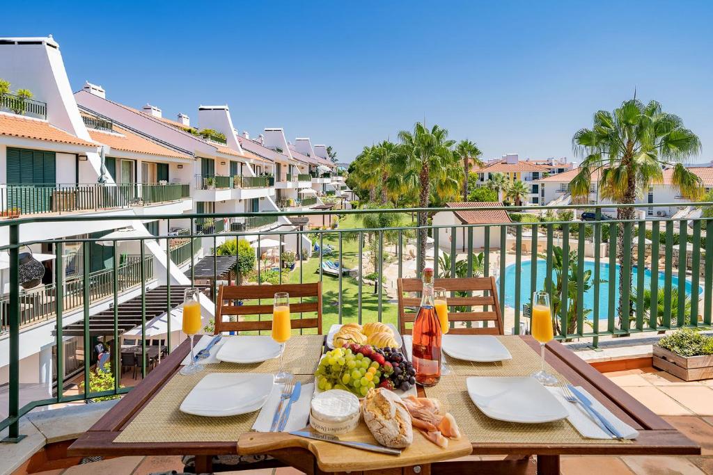 3 Bedroom Apartment in Gated Complex with Pool Vila Sol Resort Urbanização Vila Sol, Alto do Semino, B16 484, 8125-307 Quarteira