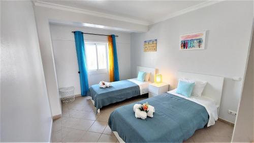 3 bedroom apartment in Oura Albufeira with amazing pool at walking distance to beach, strip and old town, WIFI and AC, private condo