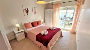 3 bedroom apartment in Oura Albufeira with amazing pool at walking distance to beach, strip and old town, WIFI and AC, private condo