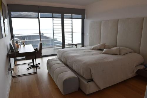 3-bedroom apartment with ocean view and parking
