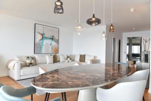 3-bedroom apartment with ocean view and parking