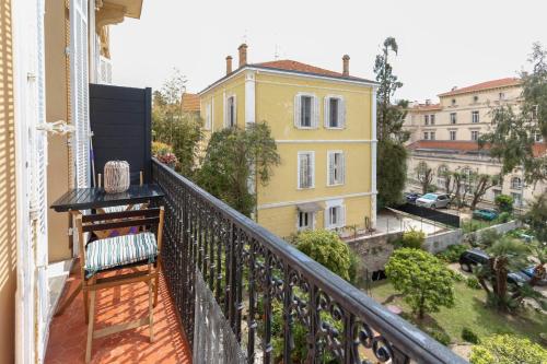 Appartement 3 chambres moderne avec balcon jardin commun et Clim - BENAKEY Cannes france