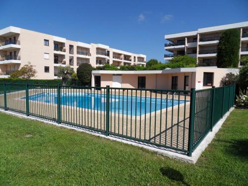 Appartement 3 pieces, refait a neuf, haut standing, piscine, mer a pieds Antibes france