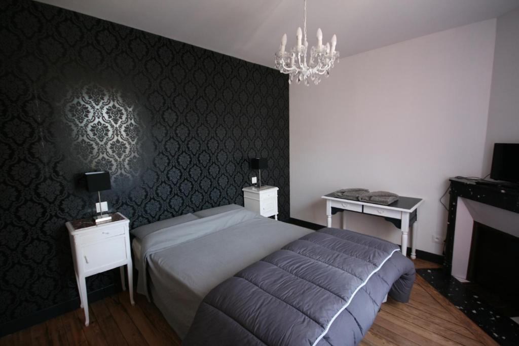 3 rooms, 2 bathrooms, in a villa. Lightfull, quiet and charm