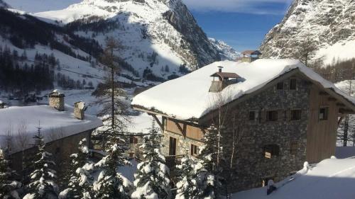 3 treated and sunny rooms in quiet residence, beautiful mountain views