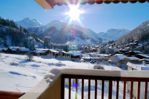 3 treated and sunny rooms in quiet residence, beautiful mountain views