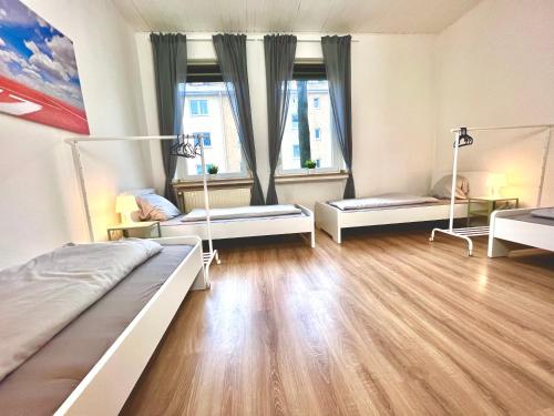 3 Zi. Apartment mit 6 Betten, Küche, zentral gelegen, 7 min zur A1