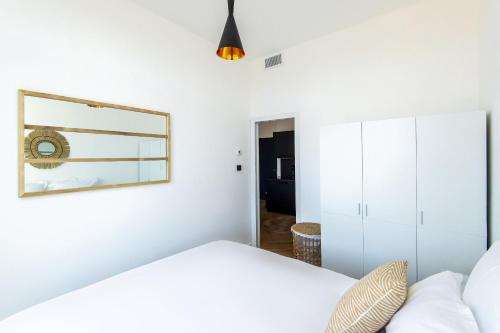 306B Charming 2 rooms refurbished super center with balcon