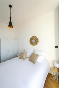 306B Charming 2 rooms refurbished super center with balcon