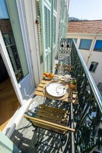 306B Charming 2 rooms refurbished super center with balcon