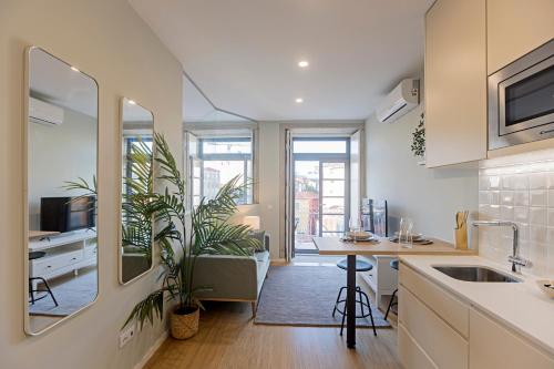 31 Janeiro 157 - Charming 1BR Flat w/ AC & Balcony by LovelyStay