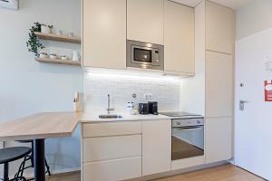31 Janeiro 157 - Charming 1BR Flat w/ AC & Balcony by LovelyStay