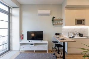 31 Janeiro 157 - Delightful 1BR Flat w/ AC & Balcony by LovelyStay