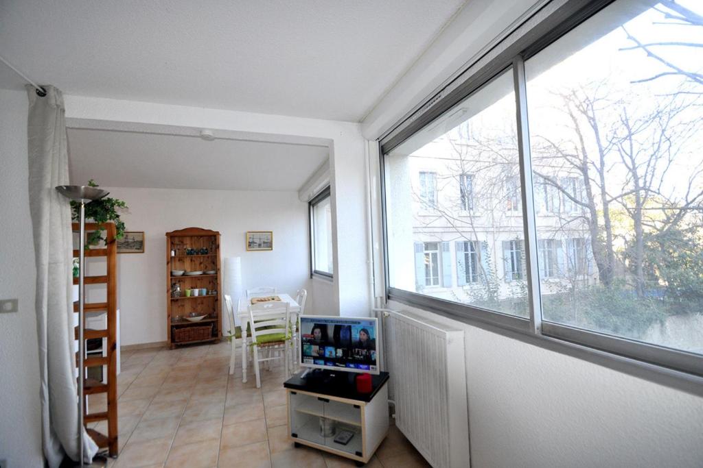 Appartement 37 m very bright - quiet - central area 385 Rue Paradis 13008 Marseille