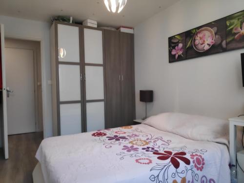 3P meublé ~80m2 avec box fermé et terrasse sud, aperçu mer