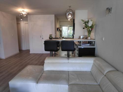 3P meublé ~80m2 avec box fermé et terrasse sud, aperçu mer
