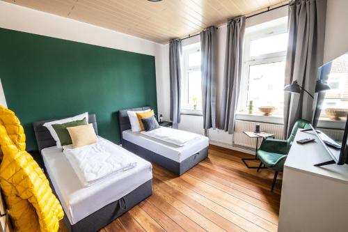 4 Einzel-Boxspringbetten in 3 Schlafzimmern - Aufenthaltsraum, Küche, Duschbad -Liegeplatz 063