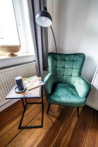 4 Einzel-Boxspringbetten in 3 Schlafzimmern - Aufenthaltsraum, Küche, Duschbad -Liegeplatz 063