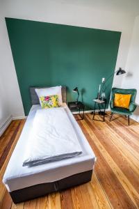 4 Einzel-Boxspringbetten in 3 Schlafzimmern - Aufenthaltsraum, Küche, Duschbad -Liegeplatz 063