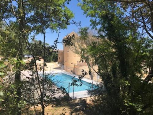 Appartement 4 personnes dans château avec piscine Lussan france