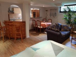 4 Sterne Souterrain Apartment Alt-Mariendorf