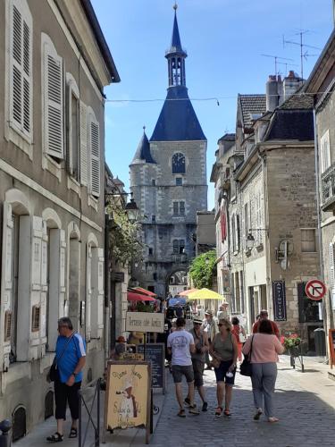 Appartement 48m2 pour 6 personnes au centre ville historique avec parking gratuit et une borne de recharge pour voiture à 10 metres Avallon france