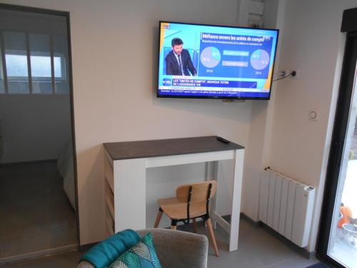 4MIN ORLEANS APPT 1CHB PLEIN AU CALME AVEC TERRASSE ET PARKING DEVANT