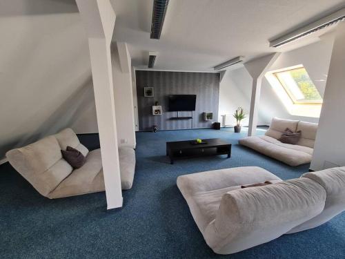 6 bedroom Private APARTMENT & Lounge