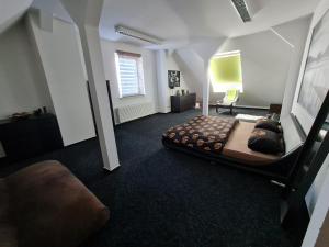 6 bedroom Private APARTMENT & Lounge