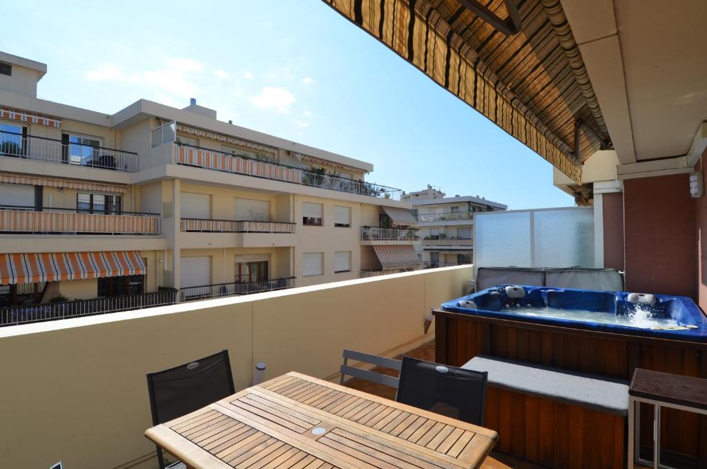 Appartement Appartement 6 personnes avec Terrasse et Jacuzzi plein cœur centre-ville quartier du Port de Nice 27 Rue Arson, 06300 Nice