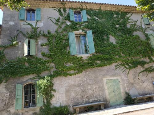 appartement 6 personnes, face à la vallée du Vidourle, piscine et tennis Sardan france