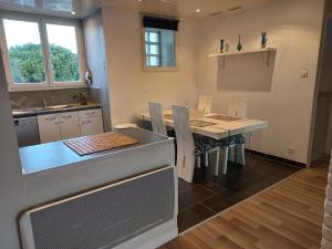 60 m2 , 2 chambres, très calme, plage et commerces à 3 minutes à pied, WIFI fibre optique et parking gratuit