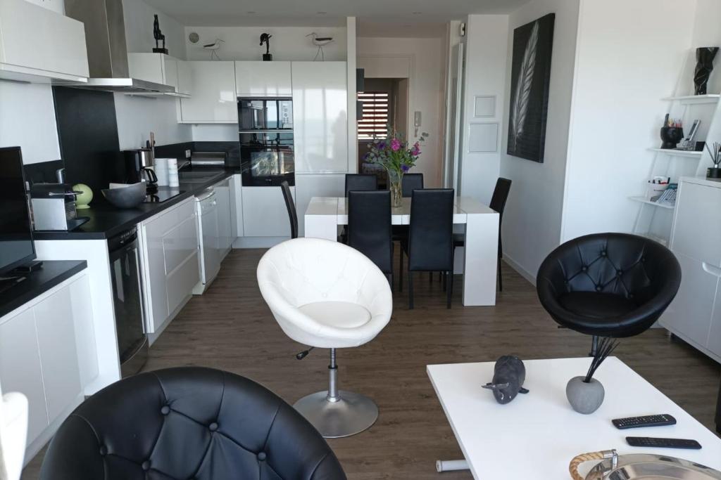 60m beachfront - with lovely terrace 5 Promenade du President J. Fitzgerald Kennedy, 85100 Les Sables dʼOlonne