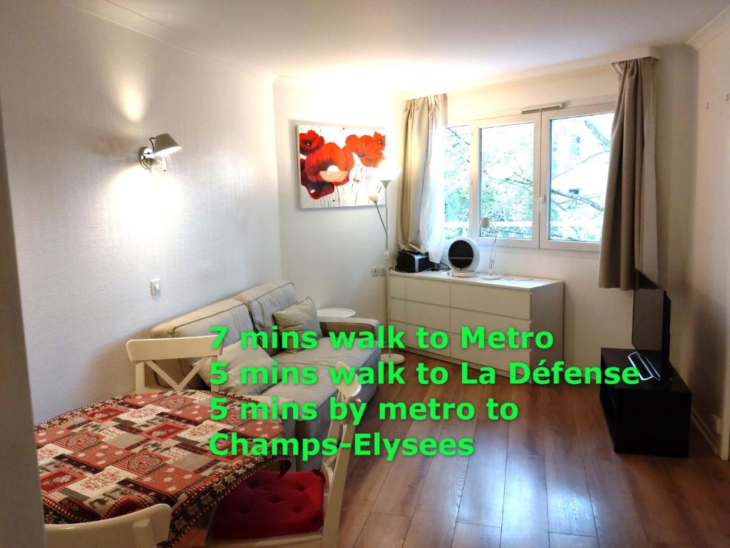 7 min walk Metro, ApartHotel, La Défense 73 Avenue Gambetta, 92400 Courbevoie