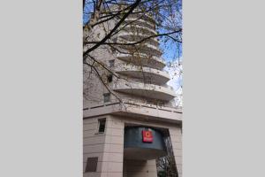 7 min Walk Metro Line 1-La Defense Charras