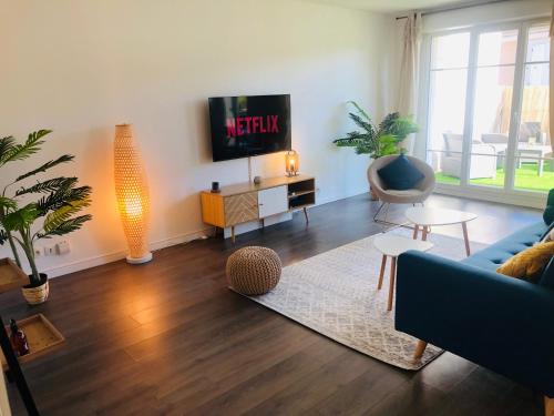 7 minutes Disney/Netflix/Terrace/Car park