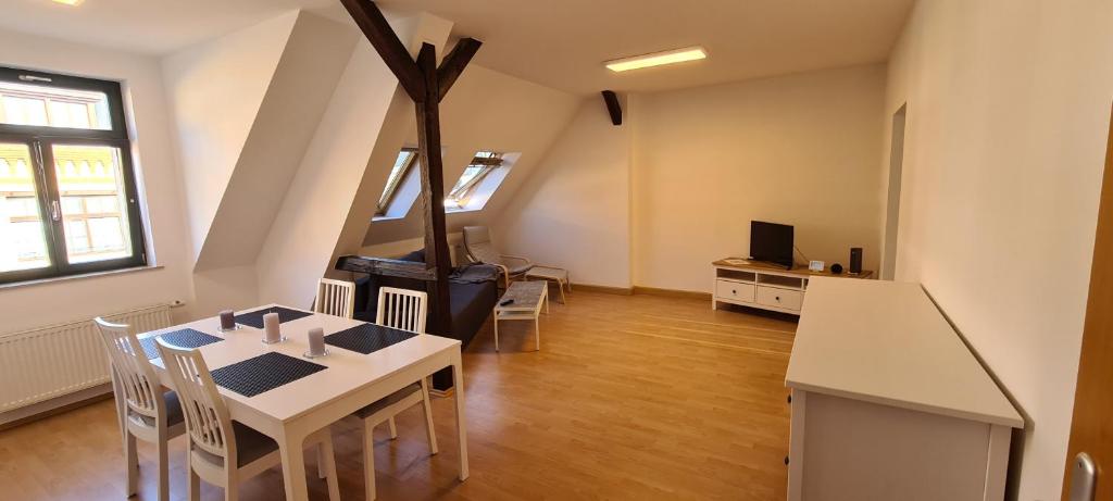 Appartement 80 qm Apartment Untere Eichstädtstr- 12Min/Zentrum 16 Untere Eichstädtstraße Dachgeschoss 04299 Leipzig