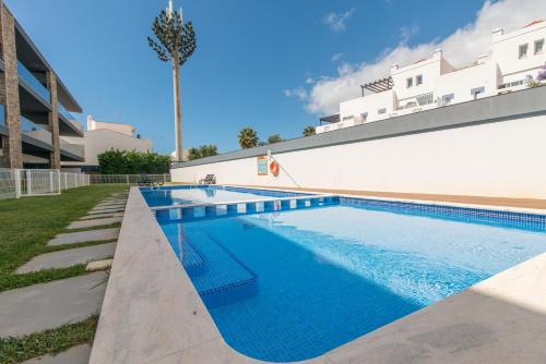 800m from the boat to Praia das Cabanas, with Pool, Terrace, Wifi and aircon
