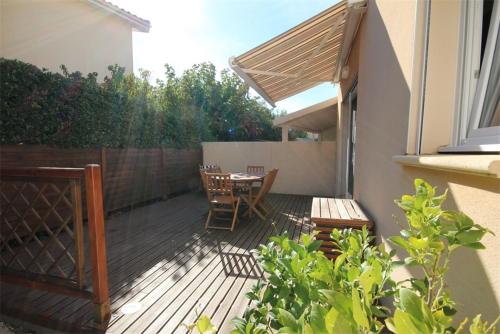 80m de la plage Appartement climatisé plein sud au rdc d'une maison 1 chambre 4 couchages terrasse et cour LXTURBOT7