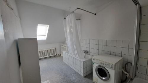 80qm 2-3 Zimmer Wohnung in Uninähe Hauptbahnhofnähe 4 Einzelbetten 2 Duschen Wohnküche neu