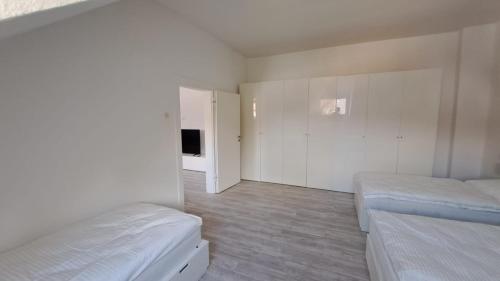 80qm 2-3 Zimmer Wohnung in Uninähe Hauptbahnhofnähe 4 Einzelbetten 2 Duschen Wohnküche neu